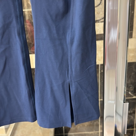 Lululemon blue flare crop, size 6, NWT. - Picture 7 of 7